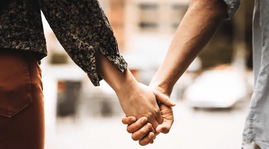 Casal assinando declaração de união estável para inclusão em plano de saúde