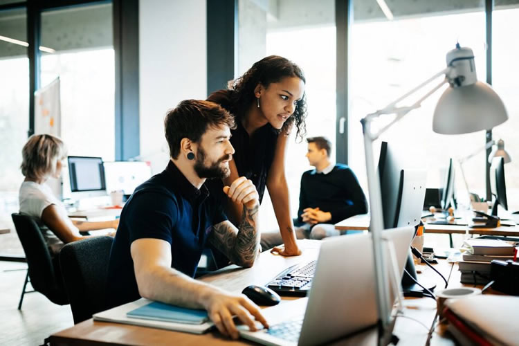 Qual é o número mínimo de vidas exigido para contratar um convênio médico empresarial?